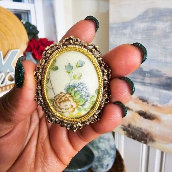 VTG 70's Victorian Cameo GoldTone Frame Sugarstone Oval Pendant Brooch. - Picture 3 of 15